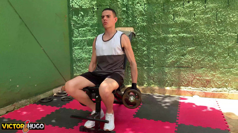 VictorHugo: ジムで女の子とセックスする