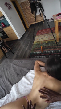 Candie Luciani POV Nakenmassage i rosa underkläder svart säng