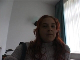 Lucky Wankerz: Behaarte rothaarige bbw fingert ihre muschi auf dem bett
