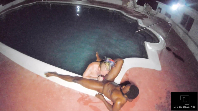 Livie Blainn: Спійманий на камеру - власник готелю зняв, як ми трахаємося