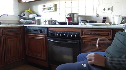 Stepmom Susan: 熟女继母她饥渴的继子在自慰后射精