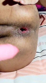 Domácí roztahování zadku hračkou