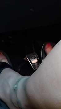 Kaki nilon dan selipan flip di dalam kereta