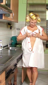 O mamă sexy germană retro își masturbează pizda în bucătărie și are orgasm