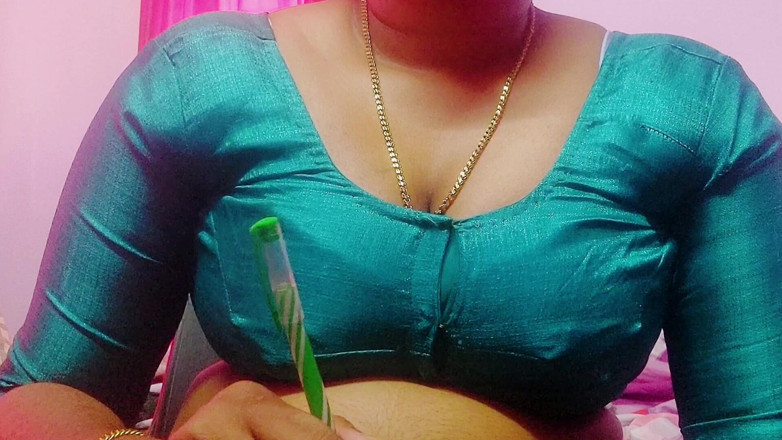 Desi Mohini: Bhabhi 혼자 섹스하는 의붓아버지