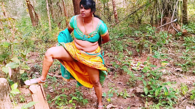 Telugu honey lips: 야외 숲 섹스. 남편의 작은 자지를 따먹는 인도 바비. 텔루구 더러운 회담.