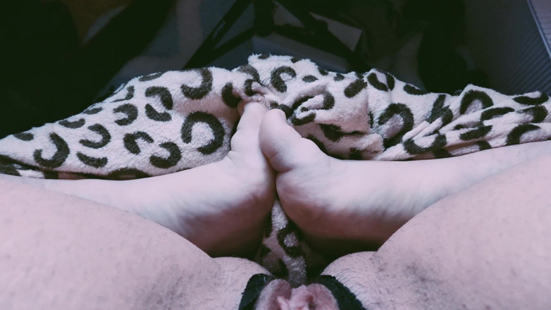 Davina Donna: Tante sange ini lagi asik mainin memeknya sampai matanya merem...