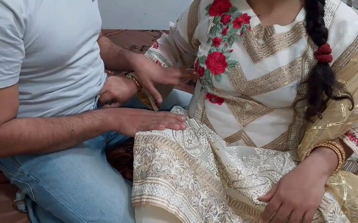 QueenbeautyQB: Üvey oğul üvey annesine yeni kıyafetler hediye etti - Hintli sikişiyor