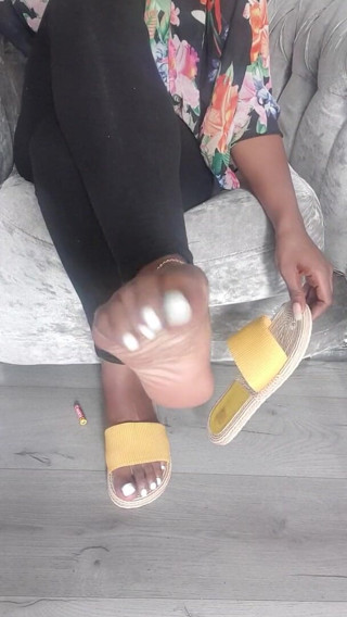 Mistress Coacoa: Cum on my feet Stepdaddy!