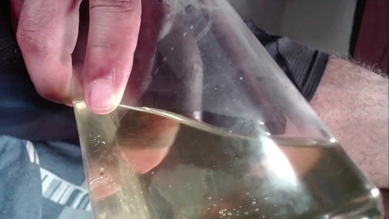 Tommhot: Une bite submergée par de l’urine