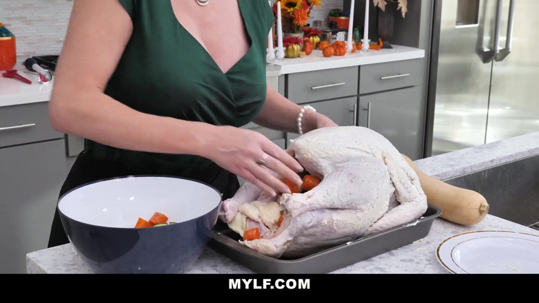 Mylf Official: Heiße MYLF bei thanksgiving gerammt
