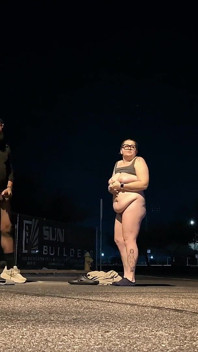 Gruesa Grandota Esposa En Público En Una Mañana Fría Badblondiemonroe