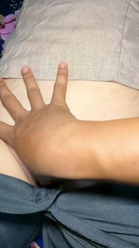 젖탱이에 사정하는 걸 즐기는 엘라 선생님