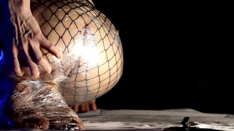 TwinklePeaks: Gambe bendate: provocazione con pellicola trasparente e feticismo per i...
