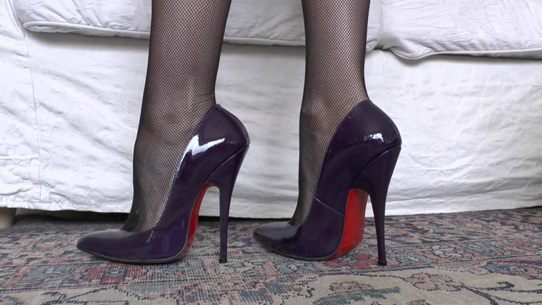 Lady Victoria Valente: Dea con i tacchi alti mostra le sue scarpe in...