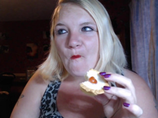 Akosti Rain: Cake time with Akosti