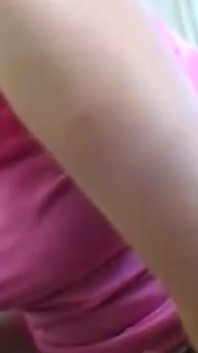 Zrzka po masáži jezdí na obrovském ptákovi