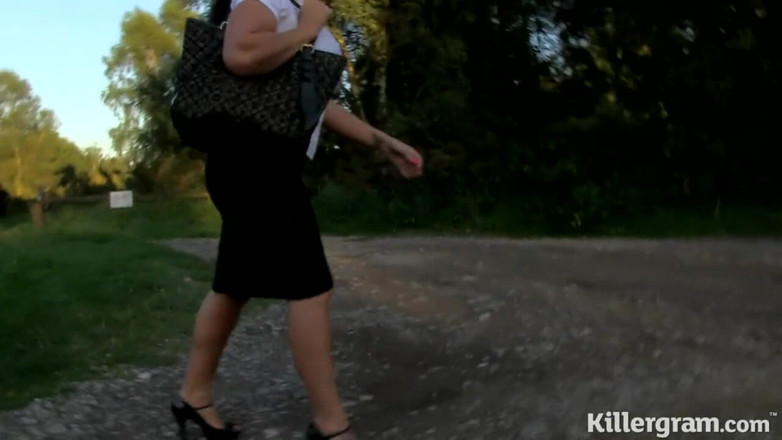 Killergram: Dogging Milf ชอบดูดควยกลางแจ้งและให้น้ำควยพ่นเต้านม