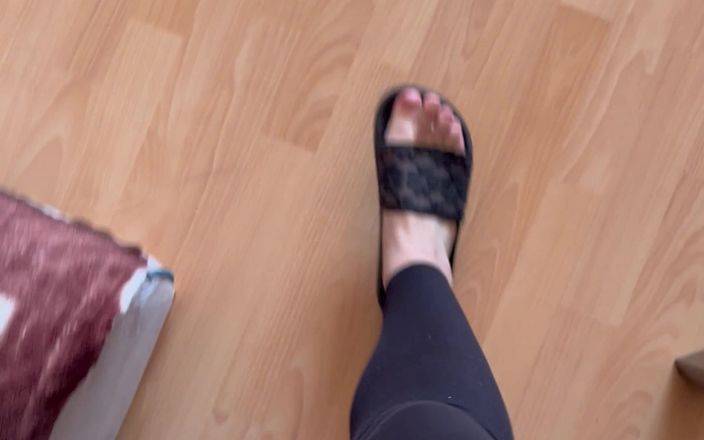 Feet: Stopy w japonkach i chodzenie w klapkach