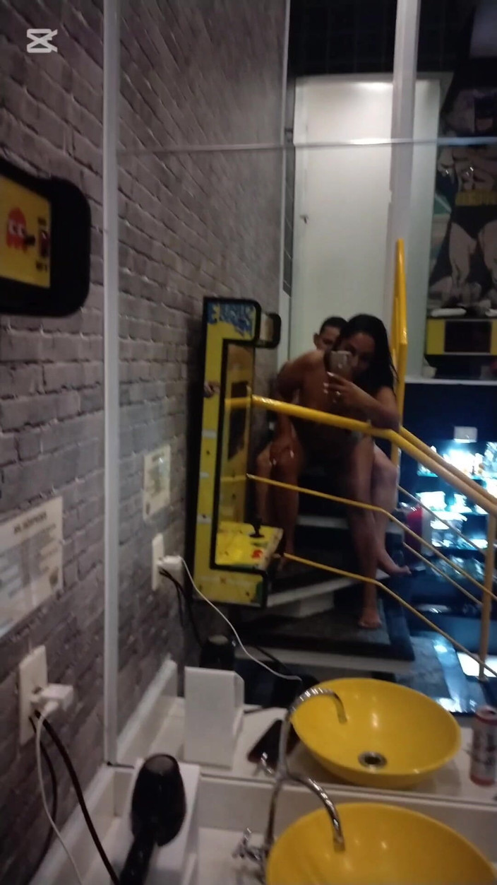 Jr and denies: Dengan mobil di dalam kamar motel