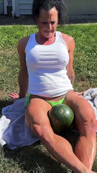 Mamă sexy musculoasă Kandys Pepene verde Zdrobire dominare