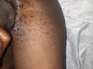 Kenyandick7: Je doigte mon cul poilu et étroit pour la première fois