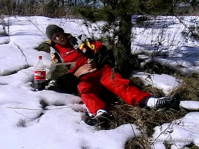 Boys Smoking: ローマは雪の中でタバコを吸う