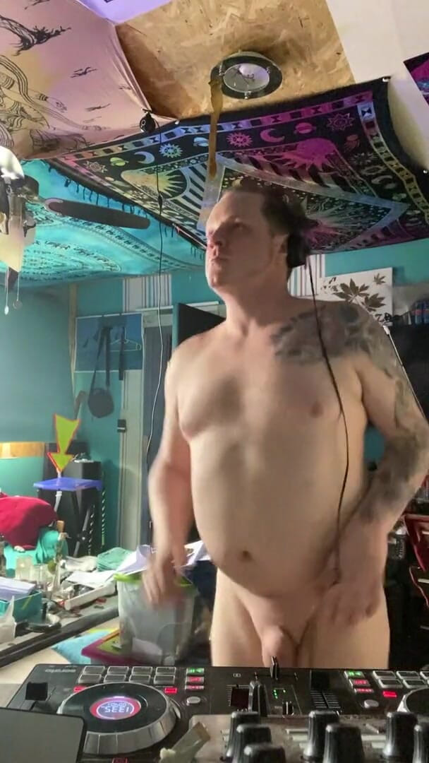 Sexy Amateur Studio: Dj se desnuda sin censura