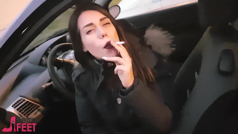 Smokin Fetish: На відкритому повітрі курить з солодкою Петрою