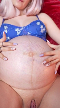 Burtă însărcinată în 9 luni, fetiș cu ulei și tachinări de la blonda atrăgătoare