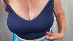 Mr MF: I piedi della signora matura rimuove la sua morbida bralette...