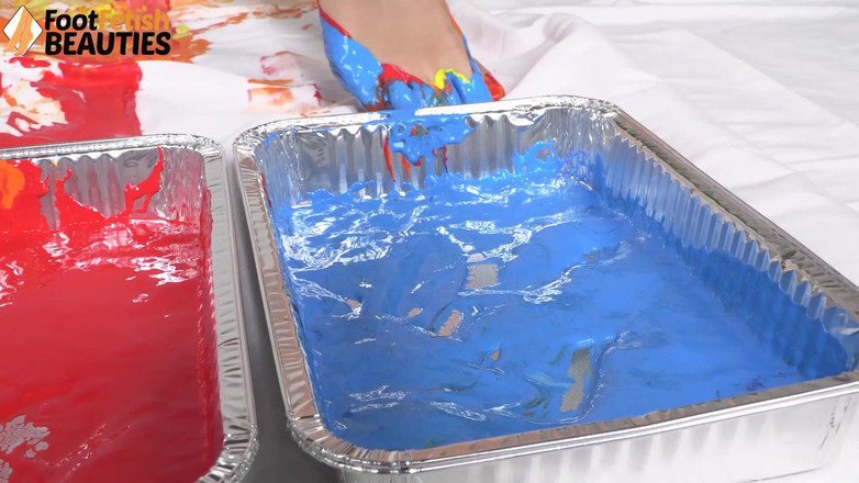 Foot Fetish HD: 수상 경력에 빛나는 예술을 만들기 위해 페인트로 발과 손을 코팅하는 갈색 머리 디바