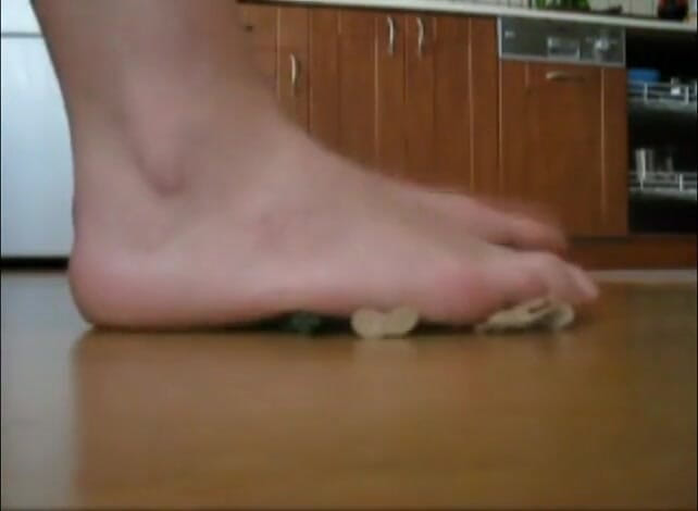 Foot Girls: Давящая солдатка мастурбирует игрушкой