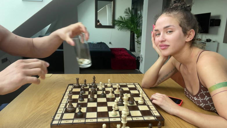 Maximo Garcia: 彼女はチェスで負け、彼は彼女の猫に勝つ