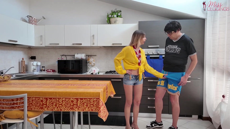 MissLeggings: แม่เลี้ยงตื่นเต้นผิดหวังกับขนาดแตงกวาพอใจกับไก่แข็งของลูกเลี้ยง