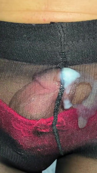 Ich Fand Diese Schwarzen, Glänzenden Strumpfhosen Bei Der Mutter Meiner Freundin in Ihrem Zimmer in Einer Schublade Und Kam