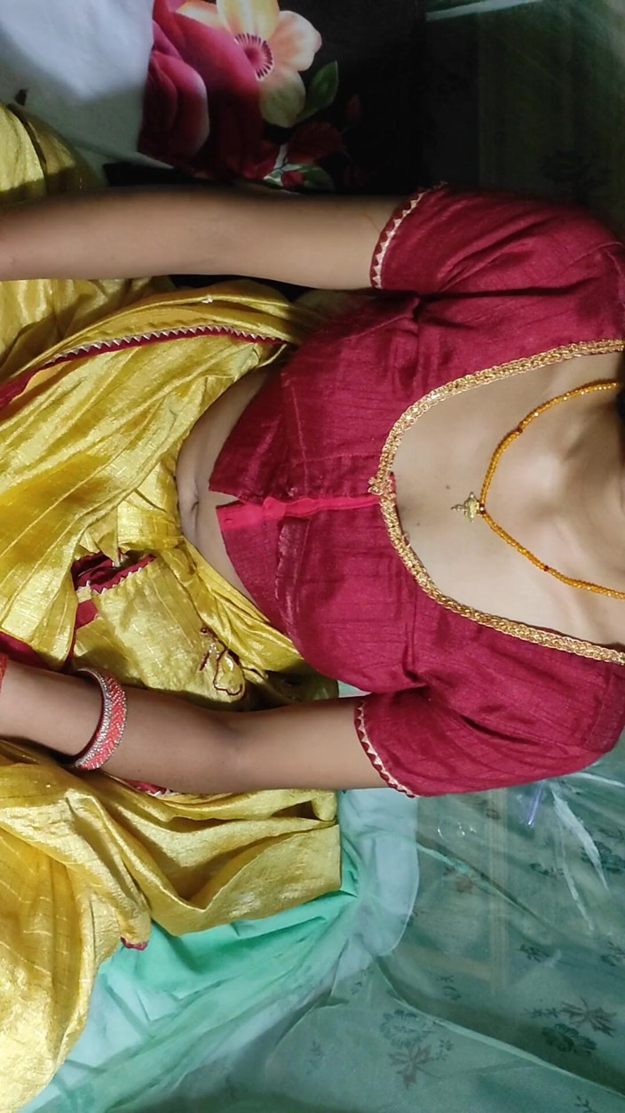 Gini272: 남친과 섹스하는 남편과 바람을 피우는 노란색 Saree Hindi의 바비