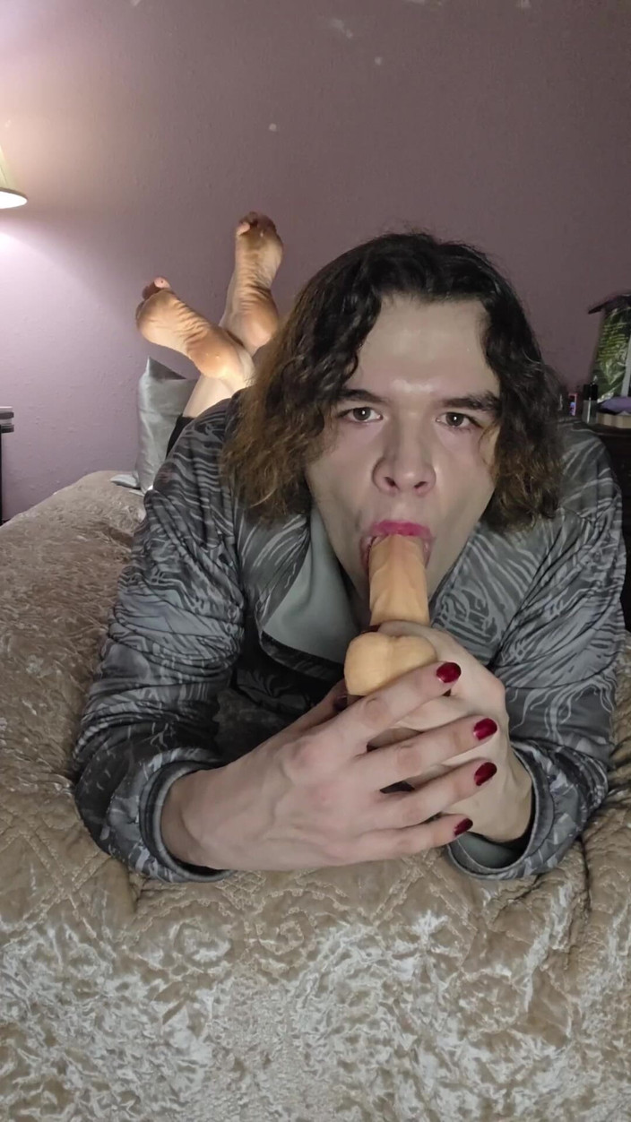 Miss Dimples: "포즈"를하면서 목구멍 훈련을하는 비 이인상 펨보이