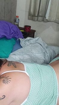 La media hermana deja la puerta de su habitación abierta y se queda en pijama muy juntas