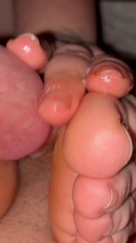 Amateur masturbación con la mano bonitas suelas y bonito fetiche de pies