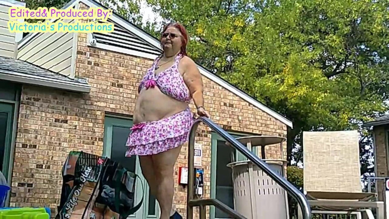 BBW nurse Vicki adventures with friends: Sestřička Vicki Modeluje Své Nové Bikiny U Bazénu, Pak Tě...