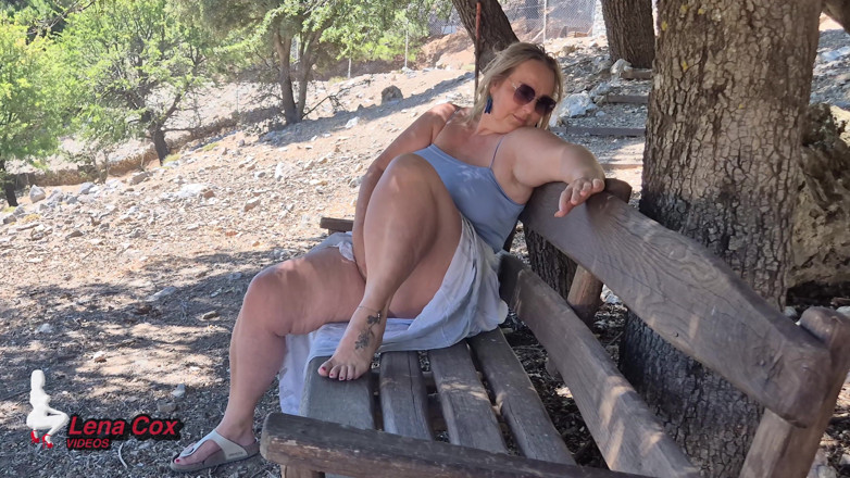 Lena Cox: Geile ehefrau masturbiert auf der bank