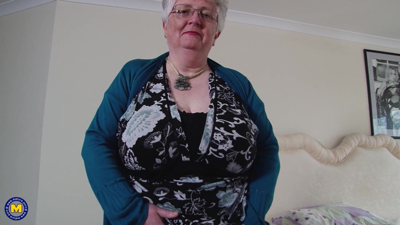 Mature Solo NL: Bbw gilf masturbuje svou chlupatou starou kundu se skleněným robertkem