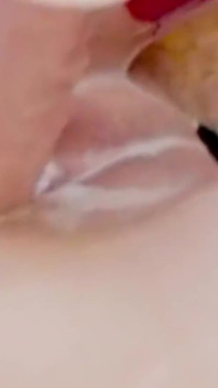 큰 딜도로 크림 같은 보지 따먹기
