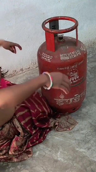 Pados Wali Bhabhi Ko ถังแก๊ส Lagane Ke Bahane Ghar Me Ghodi Banaa K Choda Aur Sadka Muh Pe Nikaal Diya