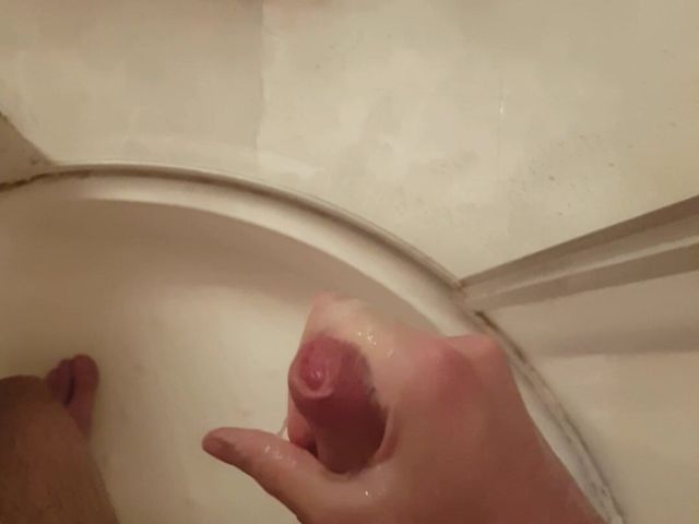 18yo Italian Boy Shoots His Semen 11 Times in the Shower (Eighteentwink)