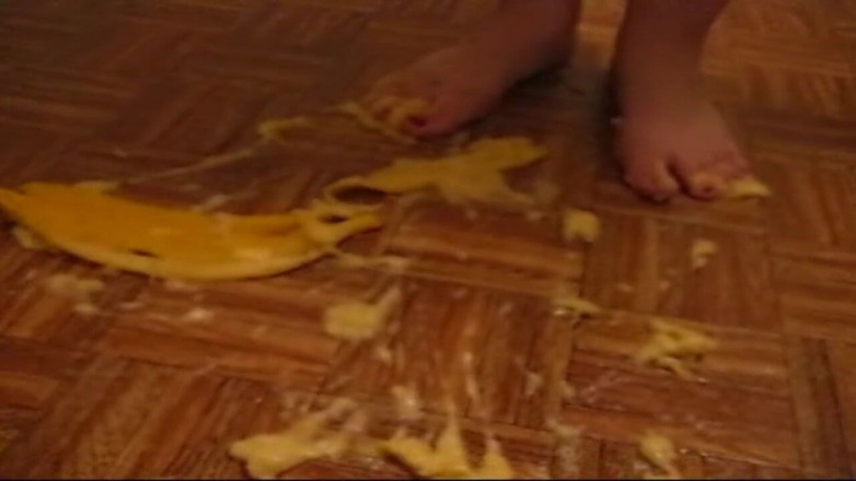 Sexy Amateurz: Foot crushing for a banana