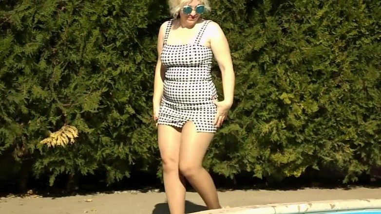 Nylon-Heels: Mulher bonita na piscina de meia-calça e salto alto