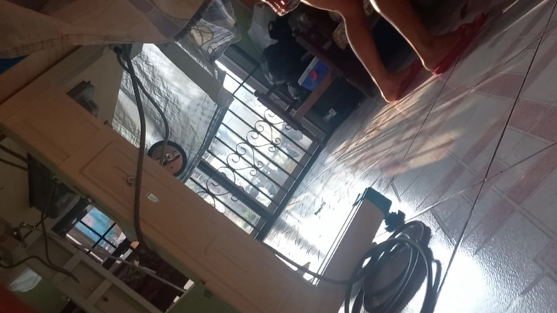 Martin13: Aku berjalan sangat lambat ke apartemennya dan menemukannya menyentuh payudaranya...