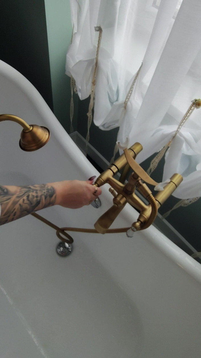 Bastet: 継母は継息子を連れて行き、彼もおしっこをさせようとします。